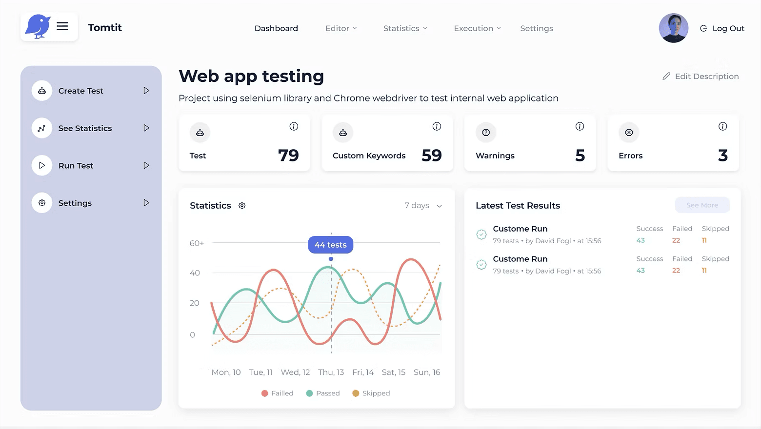 Dashboard Tomtitu pro automatizaci testů bez psaní kódu – počty testů a vlastních klíčových slov, varování a chyby, graf úspěšných, neúspěšných a přeskočených běhů za 7 dní a seznam posledních spuštění.